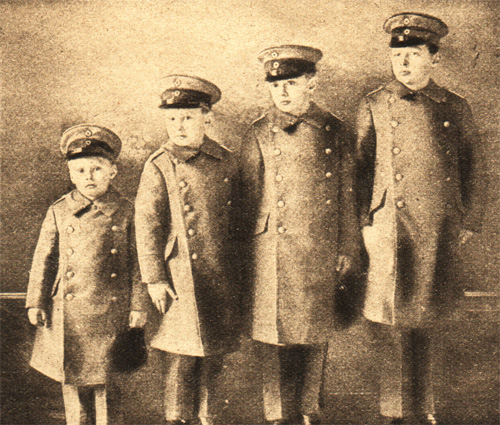 Les 4 prince du Kronprinz en uniforme